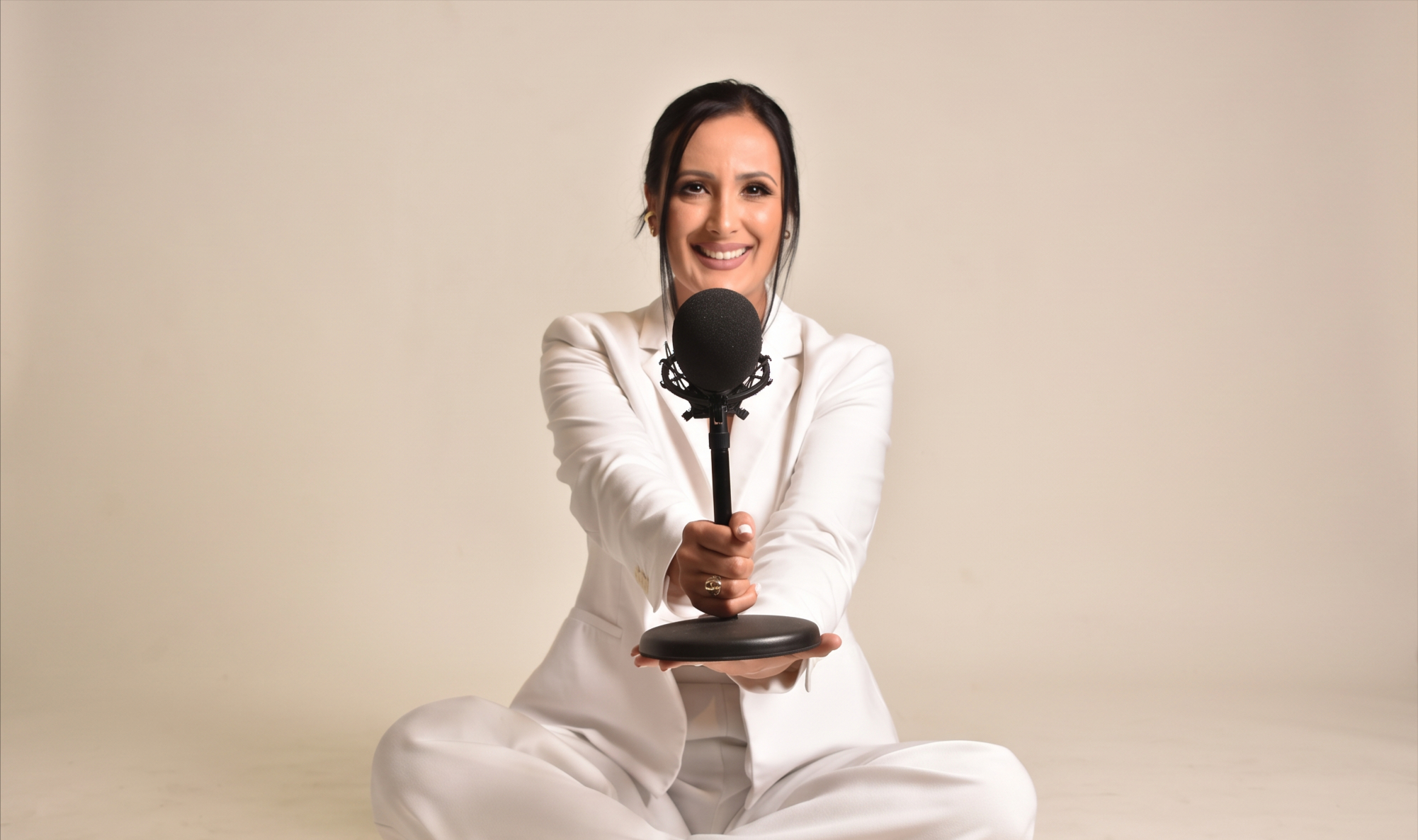 Adriana Boscán con micrófono